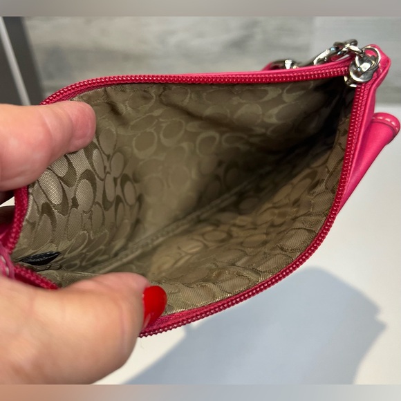 🔥🔥🔥SOLD OUT🔥🔥🤗Coach SoHo Wristlet Bright Pink Leather Wristlet - Picture 8 of 10